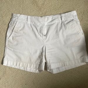 Vineyard Vines women’s white everyday short size 10